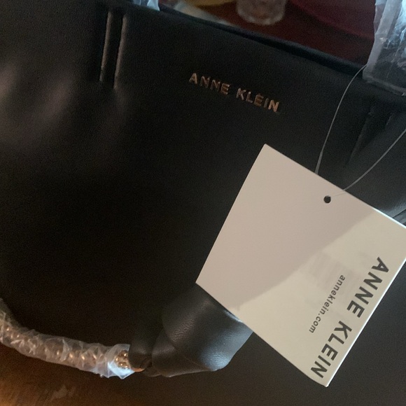 NWT gleaming chain trim with a pillowy knotted shoulder strap classy elegant - Picture 4 of 16